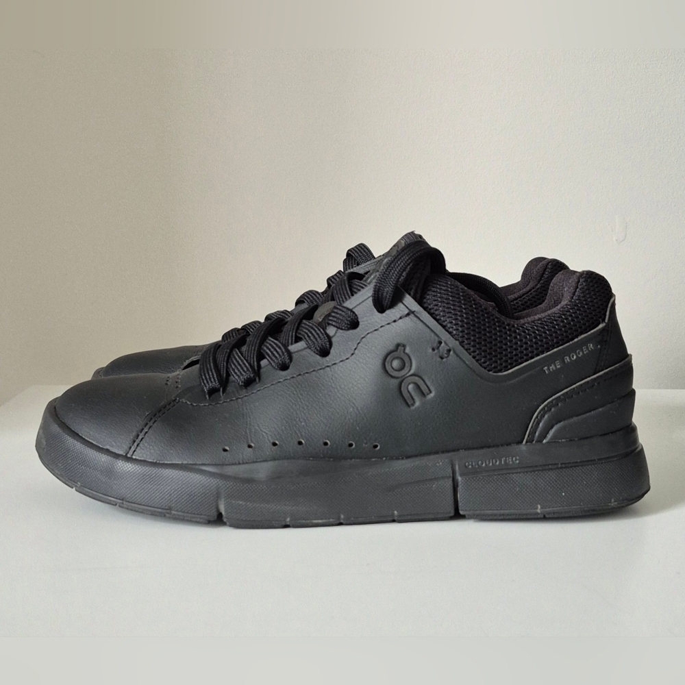 ON Running - Womens All Black THE ROGER Advantage SIZE 6